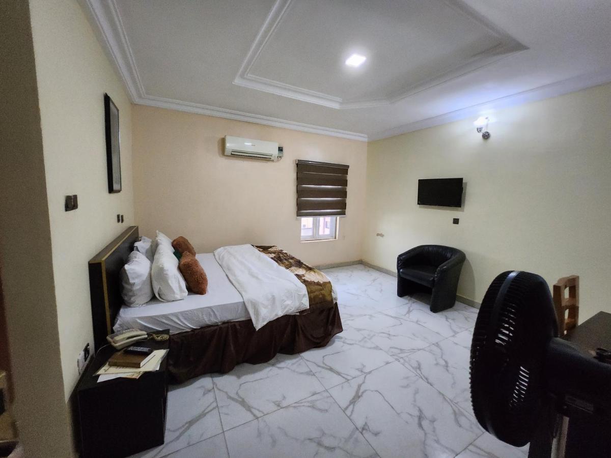 Nue-Crest Hotels & Suites Enugu Buitenkant foto