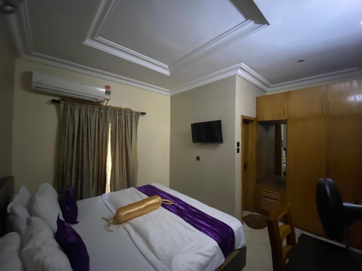 Nue-Crest Hotels & Suites Enugu Buitenkant foto