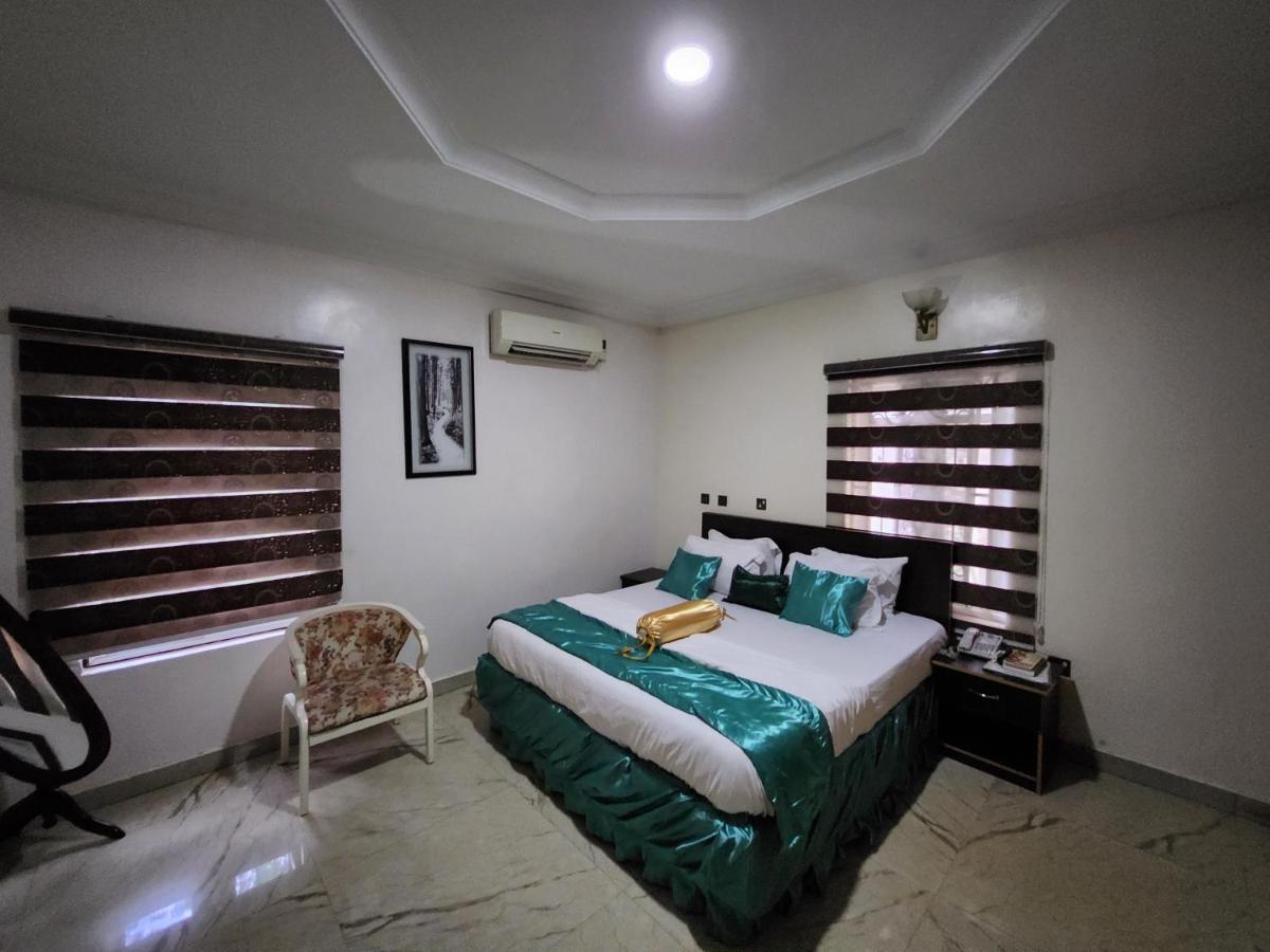 Nue-Crest Hotels & Suites Enugu Buitenkant foto