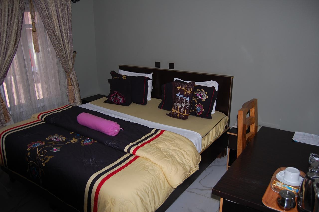 Nue-Crest Hotels & Suites Enugu Buitenkant foto