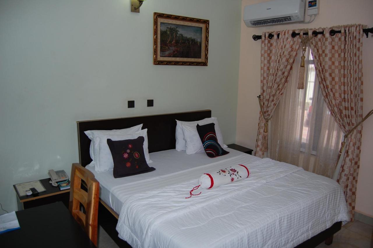 Nue-Crest Hotels & Suites Enugu Buitenkant foto