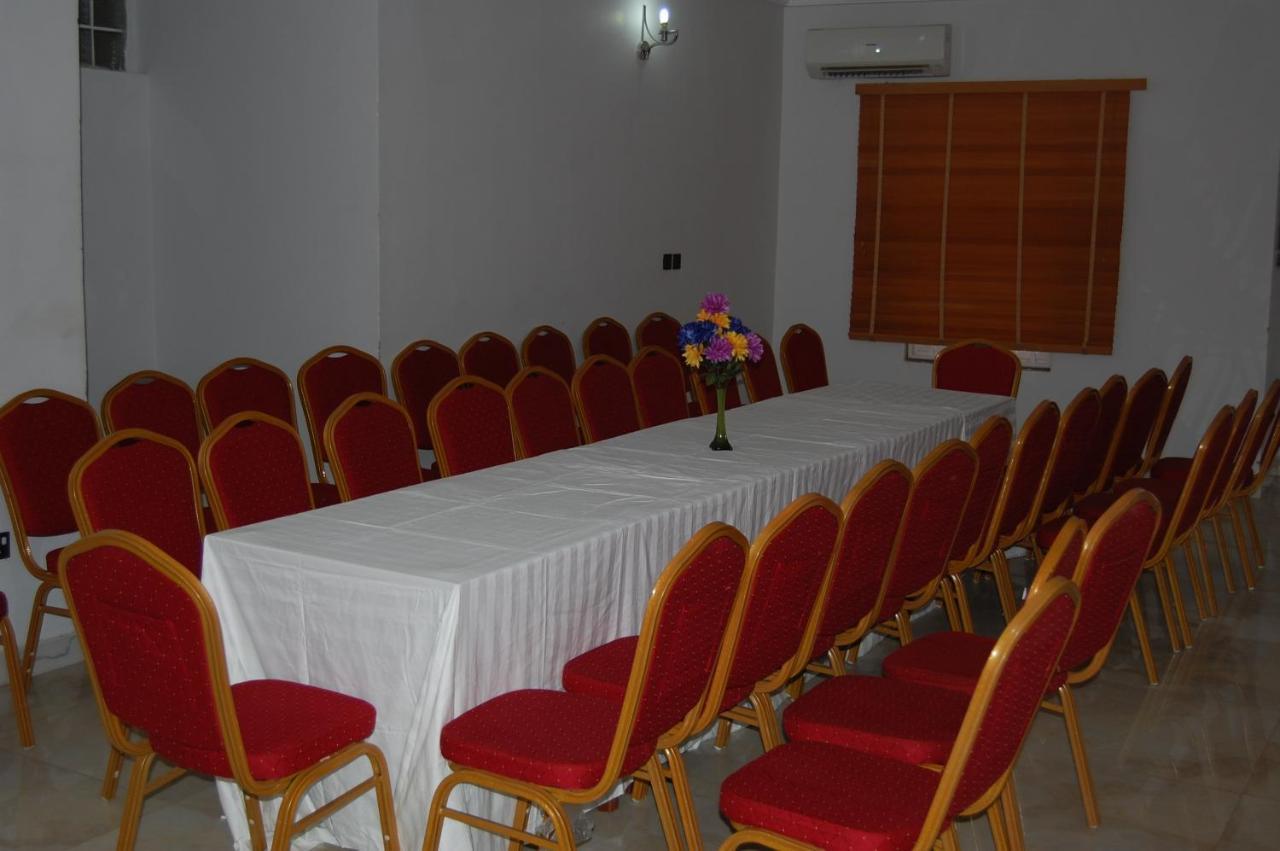 Nue-Crest Hotels & Suites Enugu Buitenkant foto